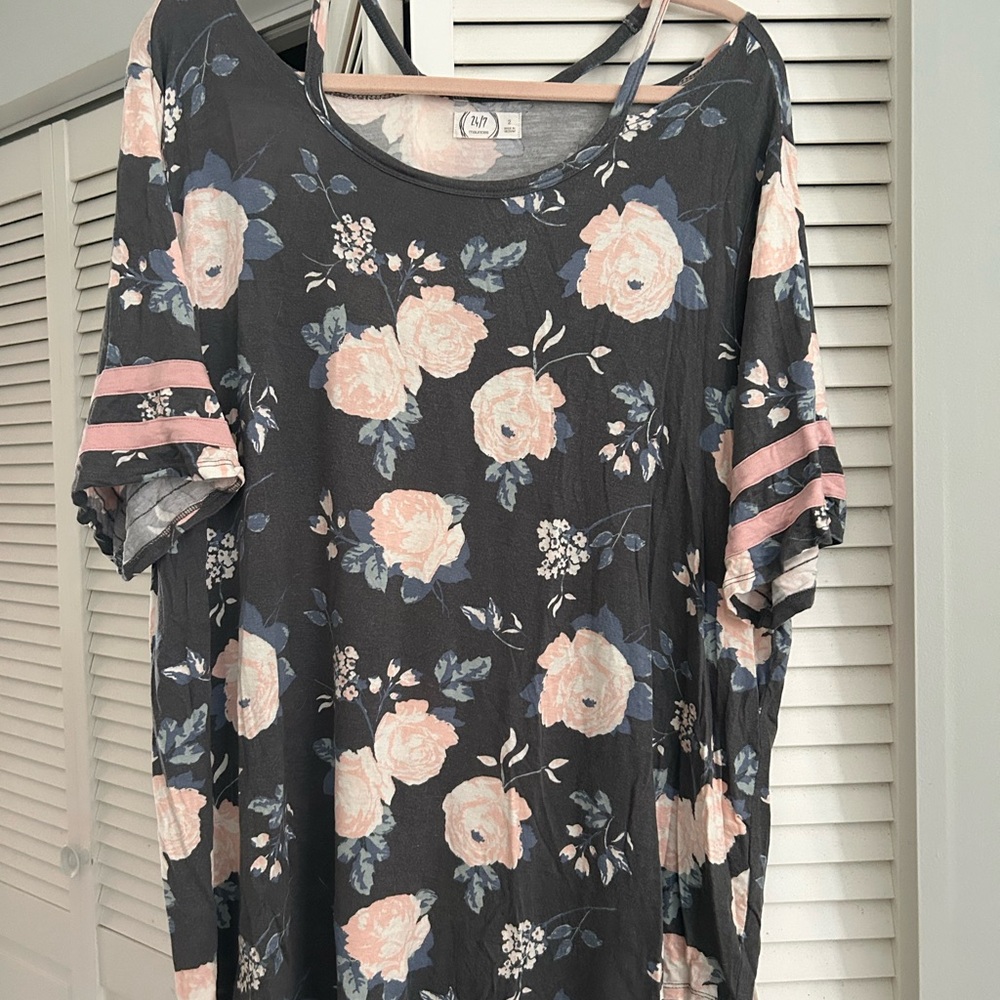 Maurices Black Floral Short Sleeve Top